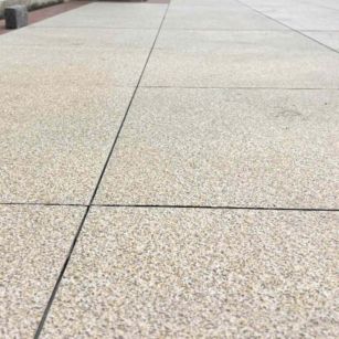 安顺 黄金麻花岗岩石板材荔枝面地面铺装效果