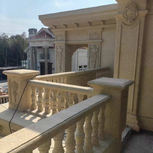 安顺 黄金麻别墅外墙干挂雕花配合阳台栏杆花瓶柱