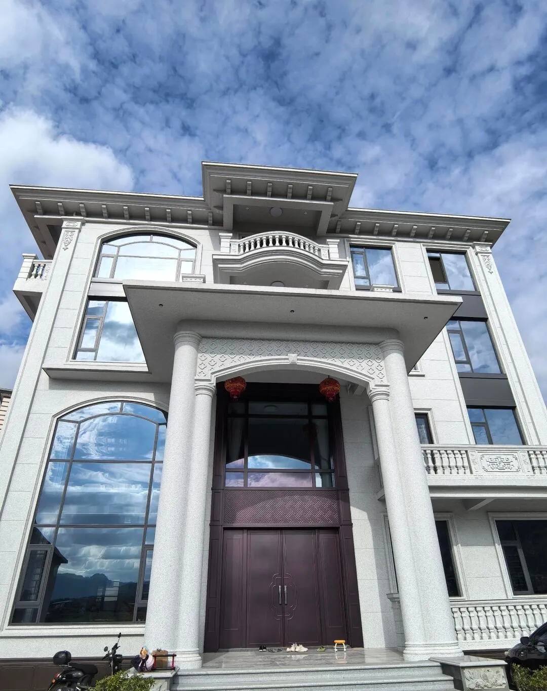 安顺白麻别墅外墙干挂石材效果示例