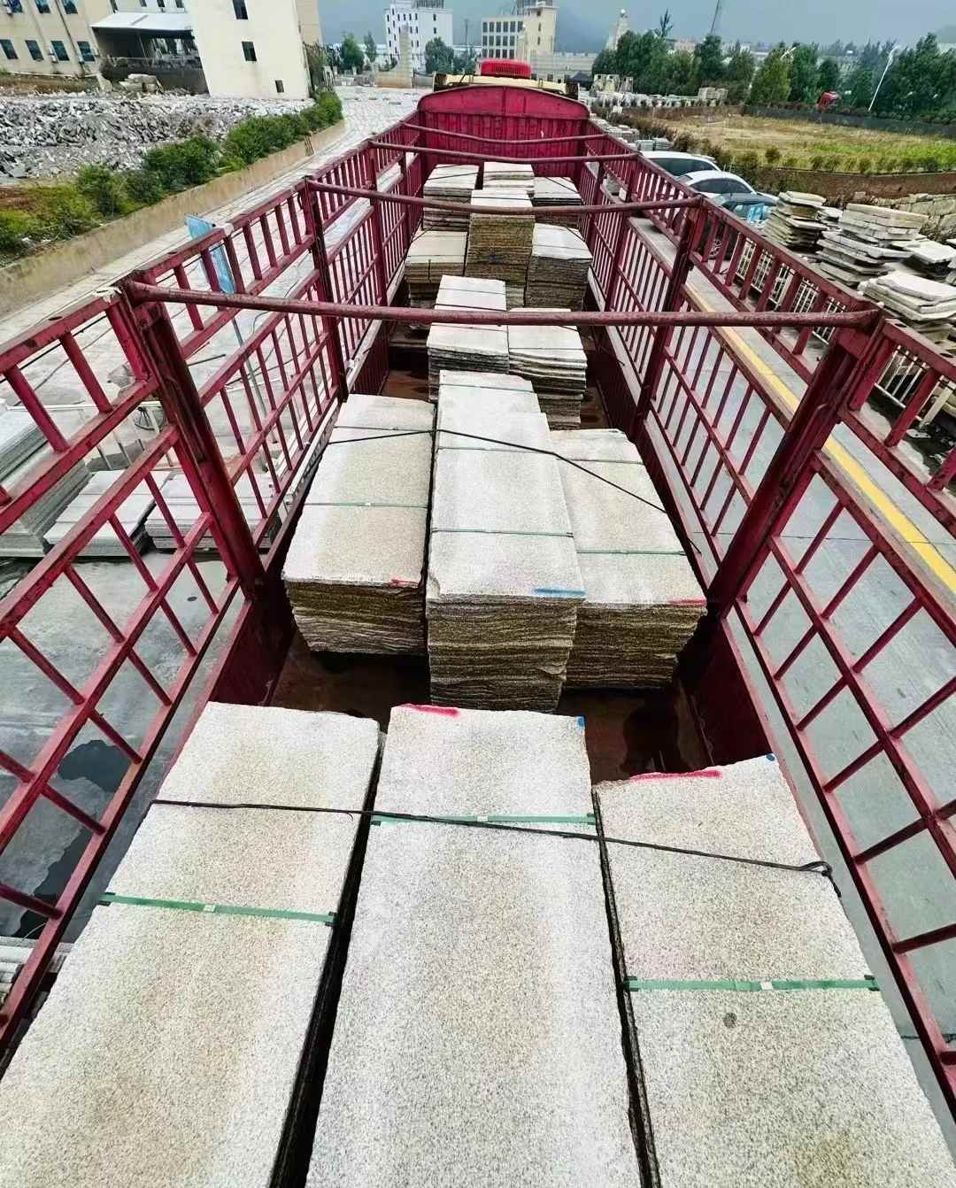 安顺 黄金麻花岗岩荔枝面，光面毛板装车完成