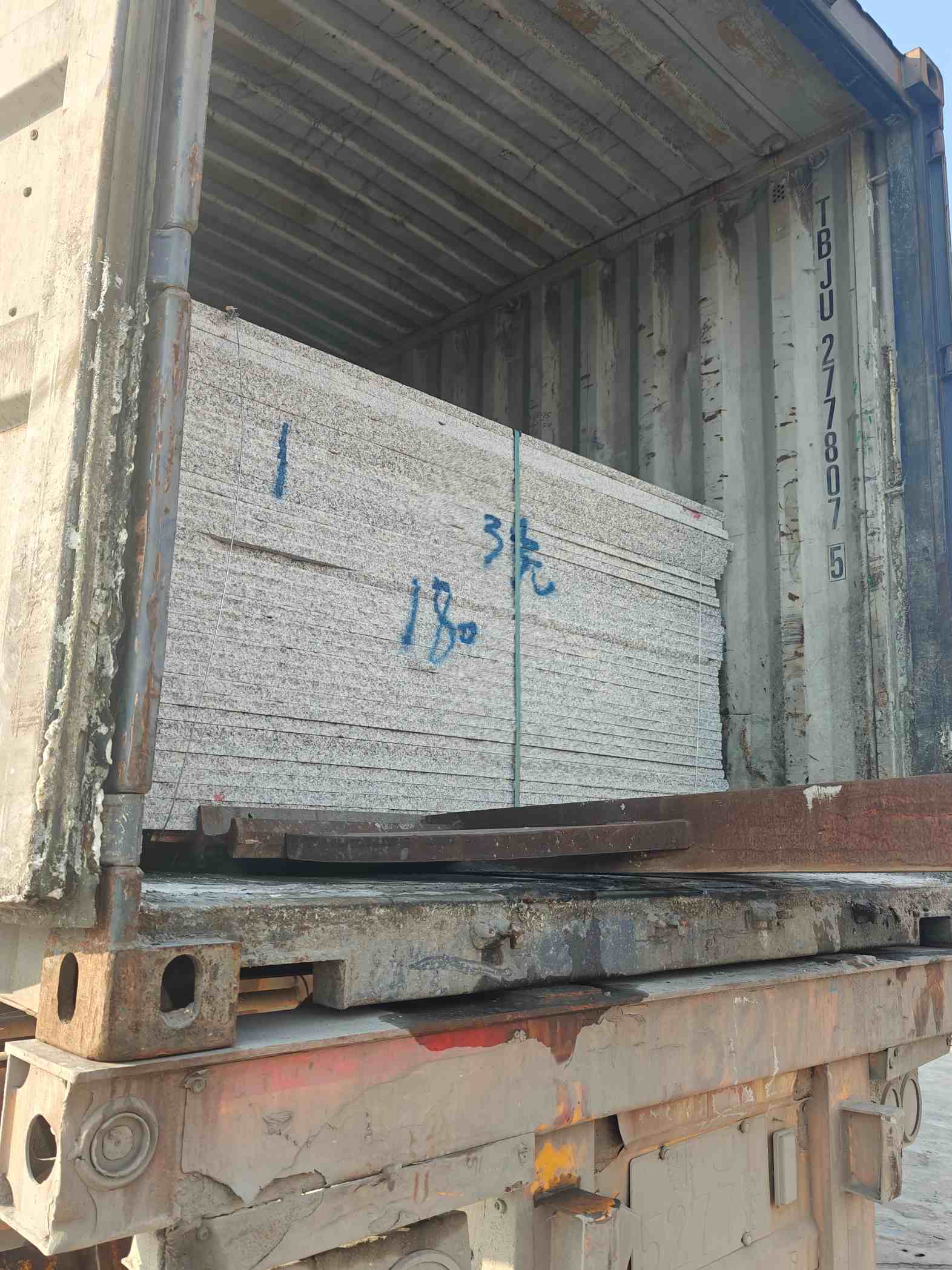 安顺 芝麻白花岗岩石材3.0公分光面毛板装柜出货