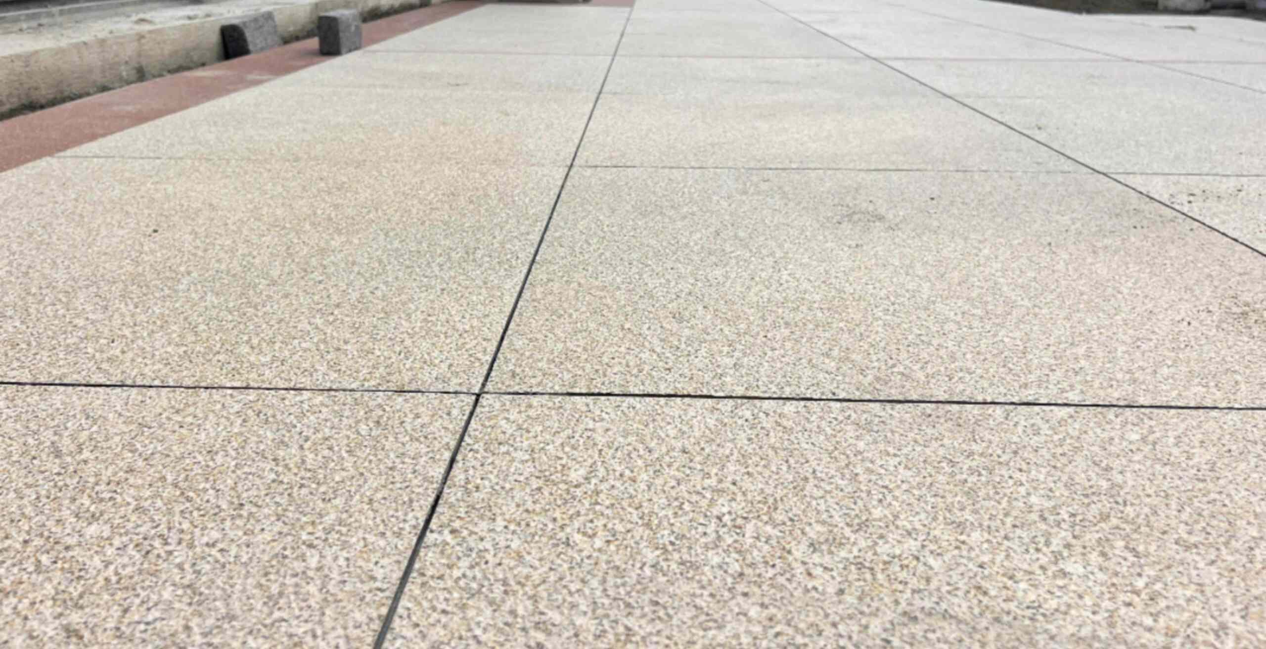 安顺 黄金麻花岗岩石板材荔枝面地面铺装效果