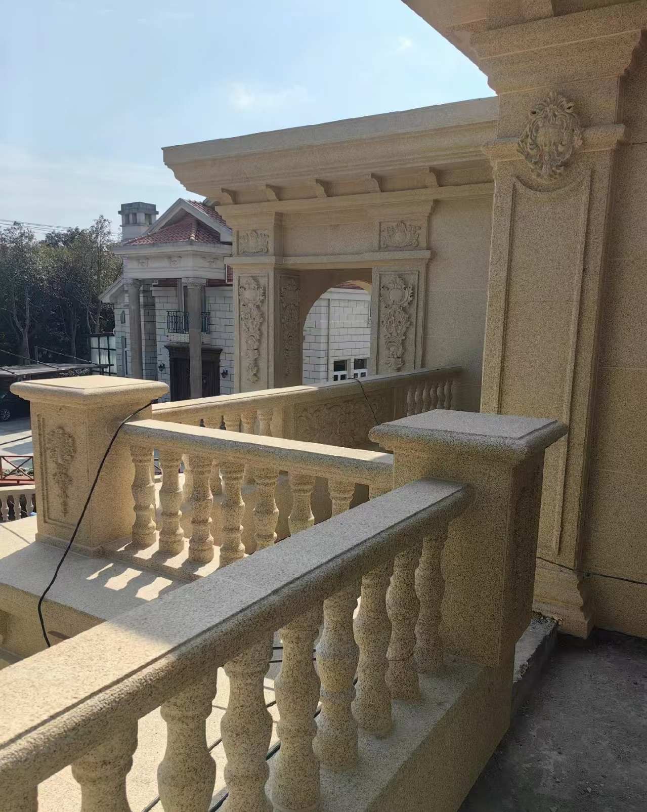 安顺 黄金麻别墅外墙干挂雕花配合阳台栏杆花瓶柱