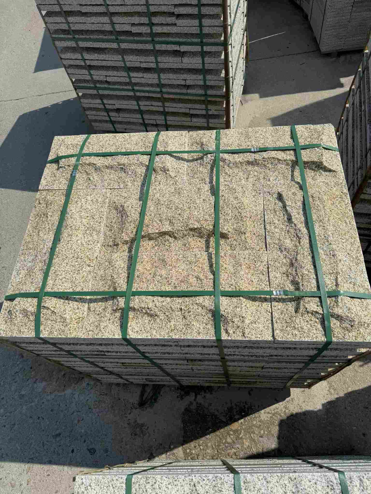 安顺 黄金麻花岗岩石材自然面蘑菇石成品