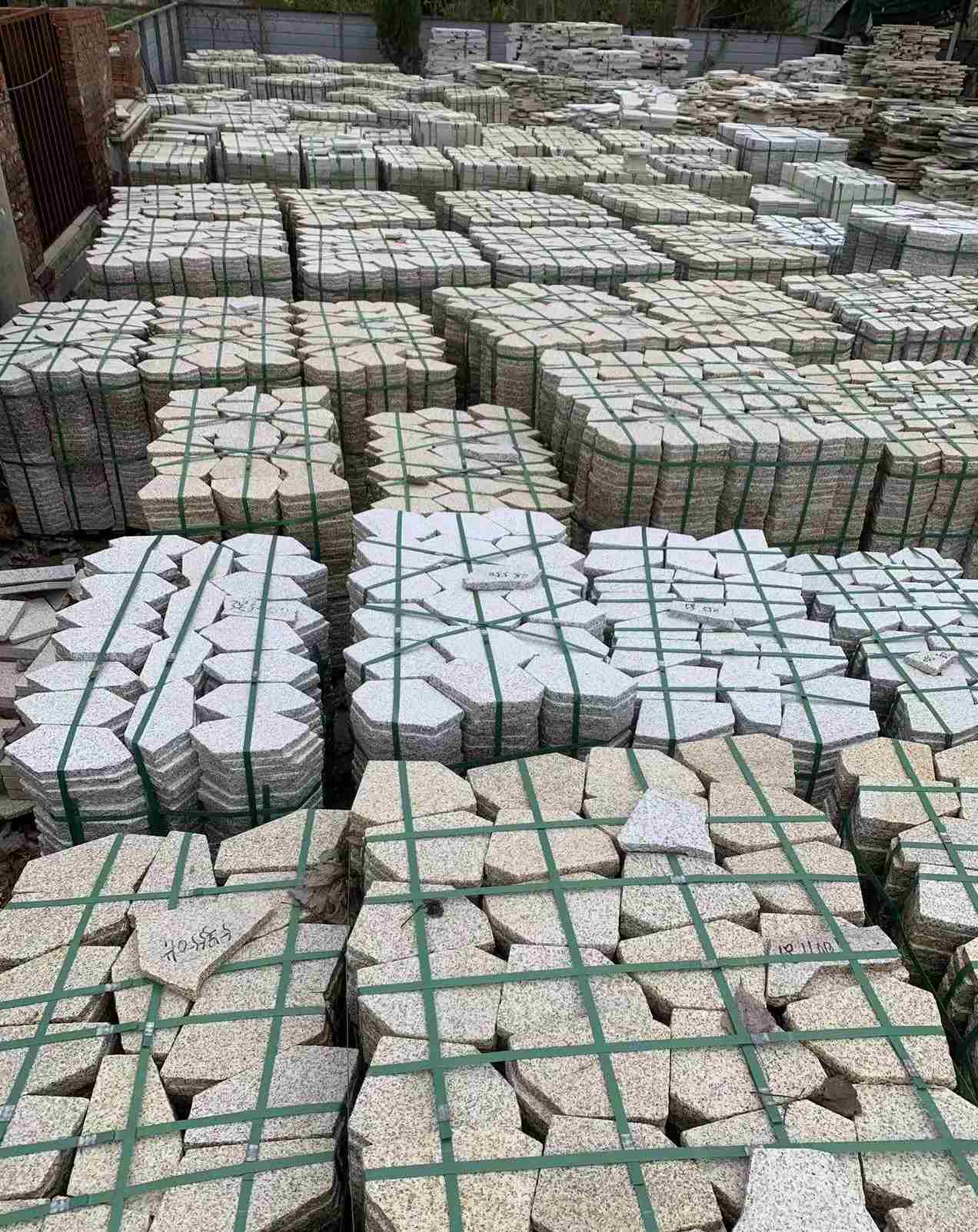 安顺 黄金麻白麻花岗岩荔枝面地铺石(冰裂纹)