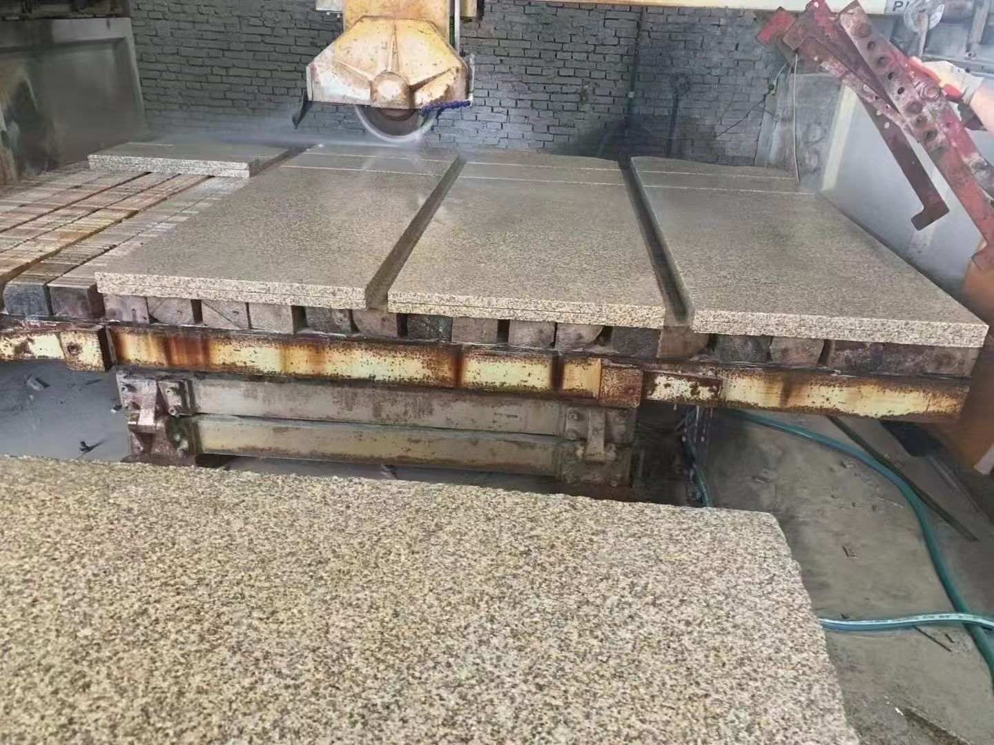 安顺 黄金麻荔枝面成品板加工