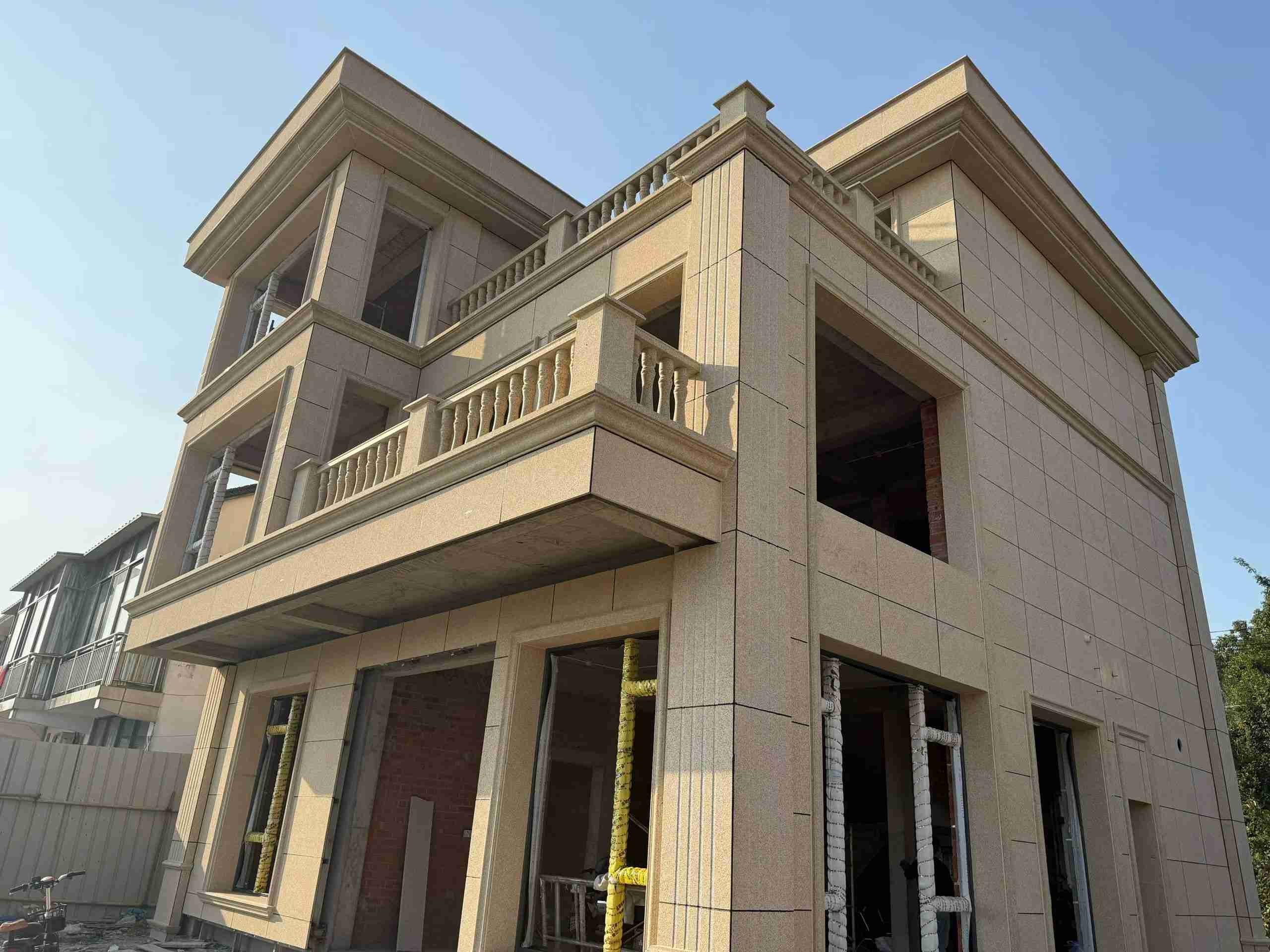 安顺 黄金麻花岗岩石材荔枝面外墙干挂效果展示