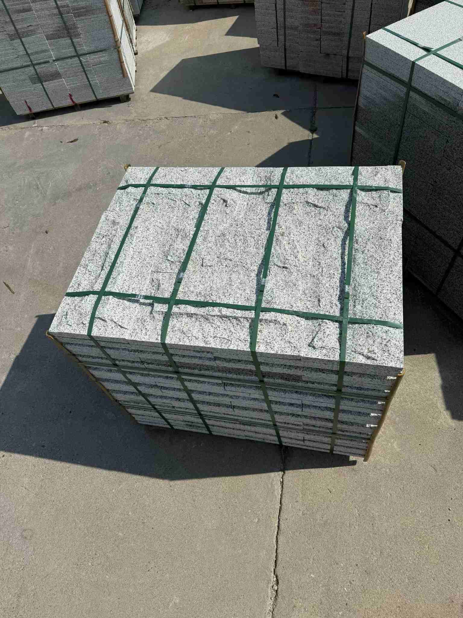 安顺 白麻花岗岩石材自然面蘑菇石成品