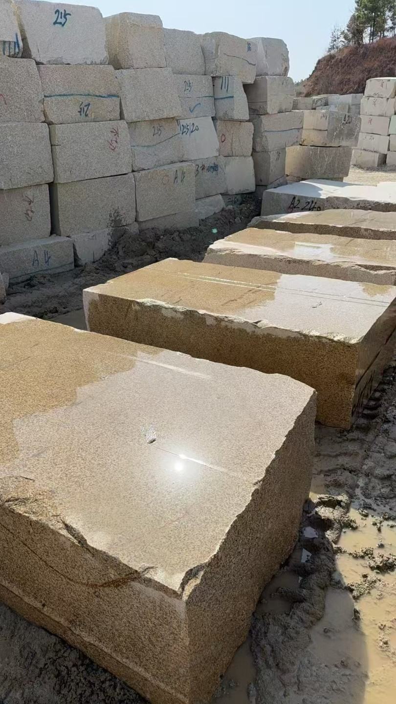 安顺 黄金麻方料堆场洗料分选中，原材料充足