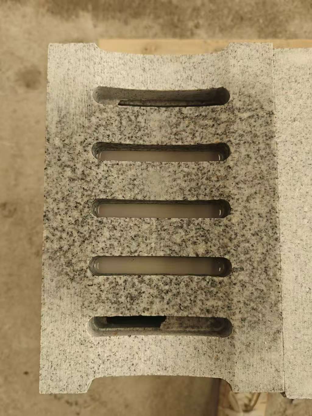 安顺 芝麻白拉丝面花岗岩U型开槽排水槽