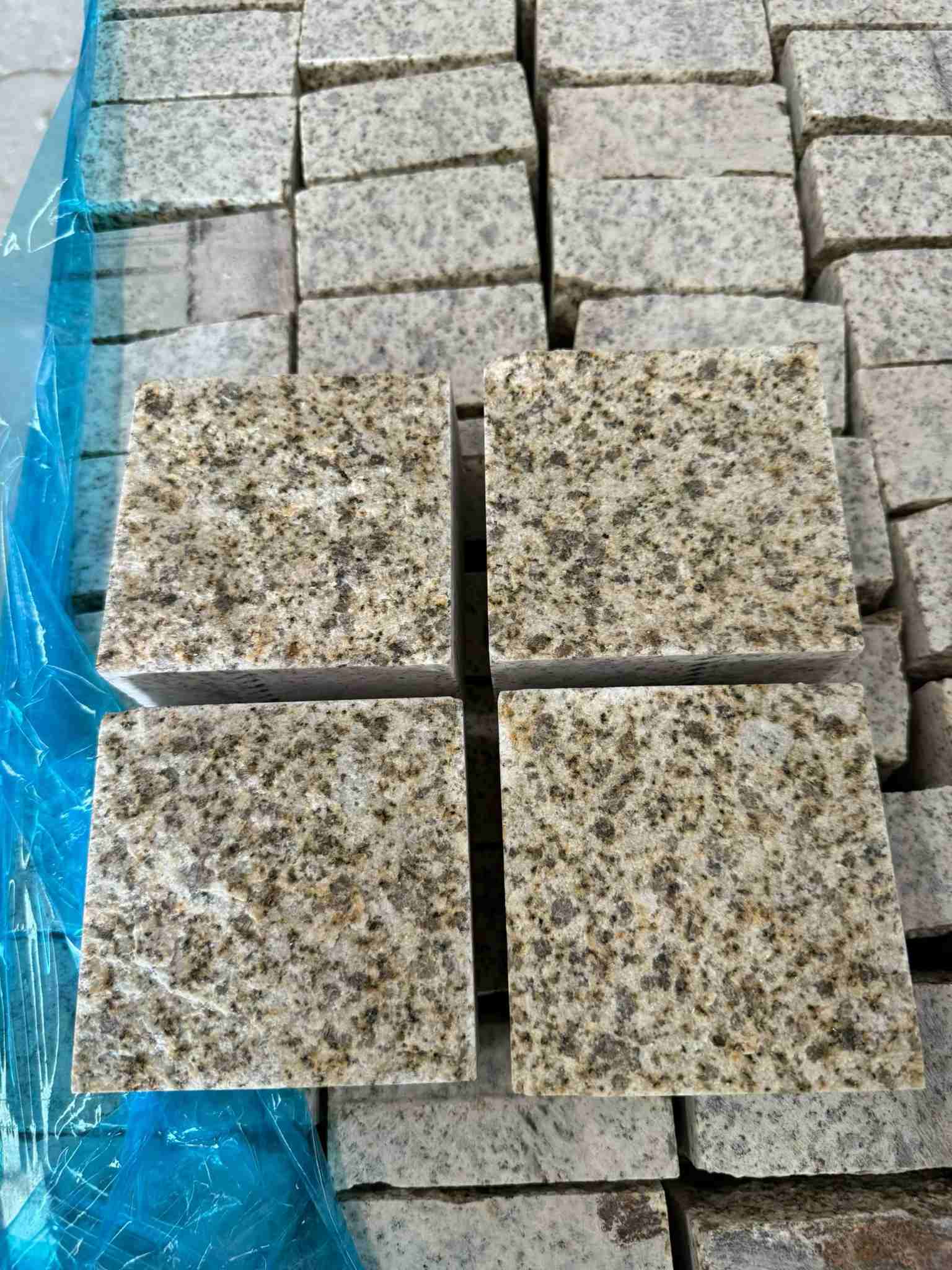 安顺 黄金麻花岗岩自然面小方块，弹石，马蹄石等