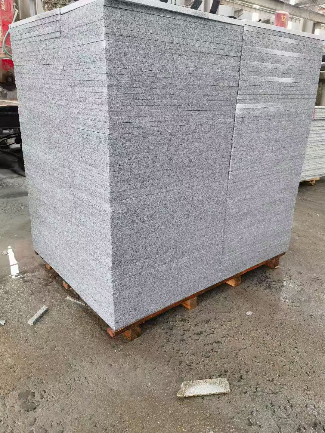 安顺 芝麻白火烧面1.8厚300*600地铺石，尺寸标准，厚薄均匀