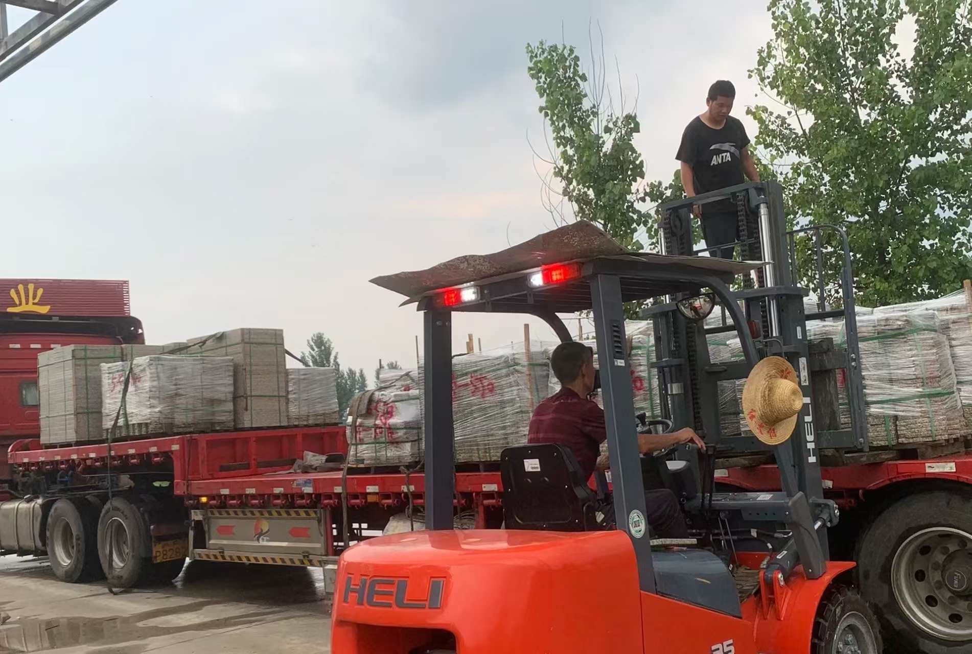 安顺 黄金麻冰裂纹，地铺石装车