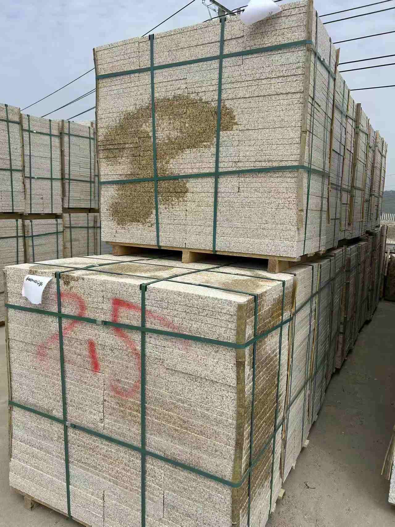 安顺 黄金麻花岗岩石材荔枝面地铺石2.5*300*600