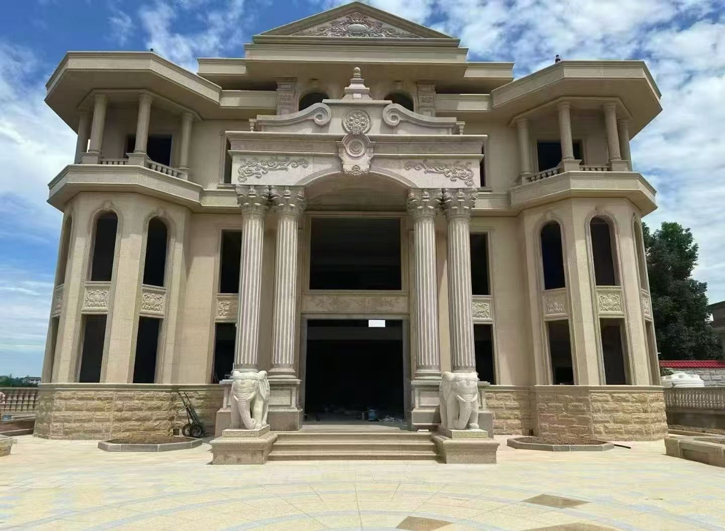 安顺 黄金麻别墅外墙干挂，大柱，大象，蘑菇石，雕花板