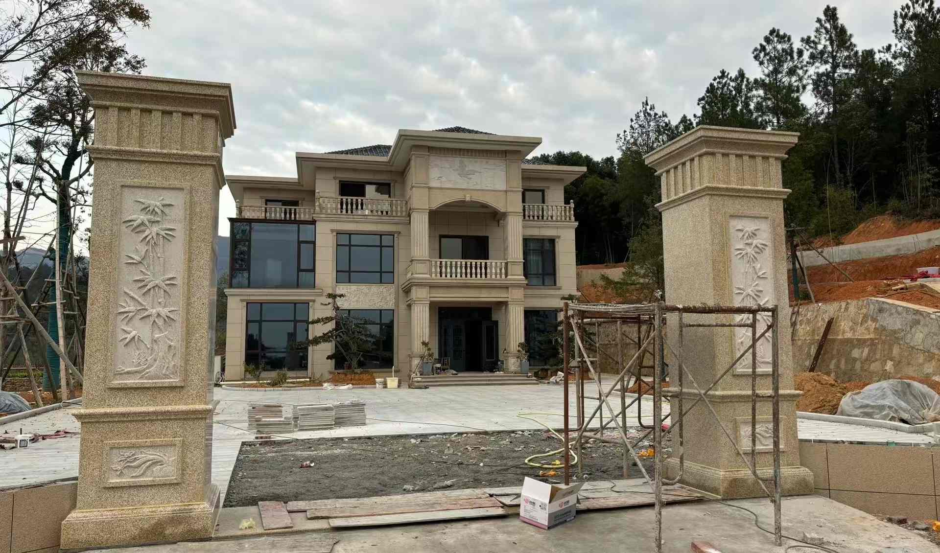 安顺 黄金麻花岗岩别墅雕花外墙干挂配上门口雕花罗马柱