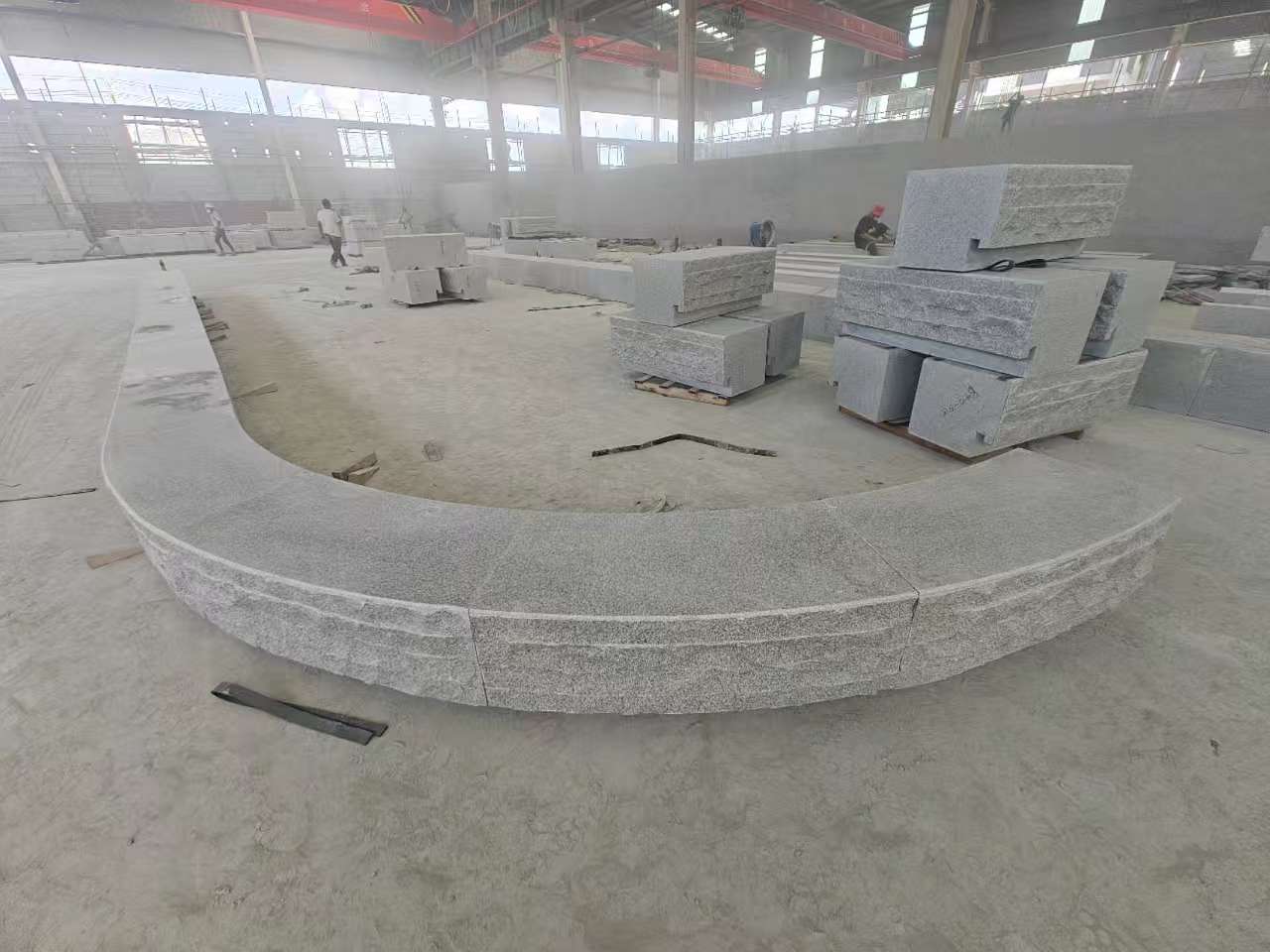 安顺 芝麻白异形坐凳，自然面光面弧形加工