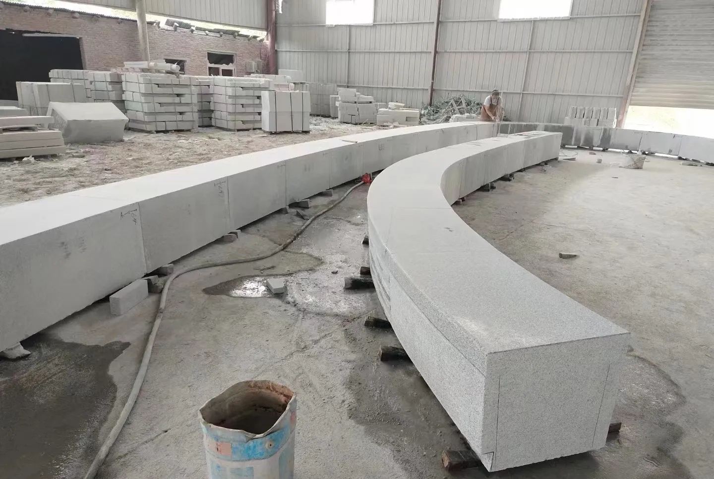 安顺芝麻白花岗岩石板材 园林光面弧形坐凳